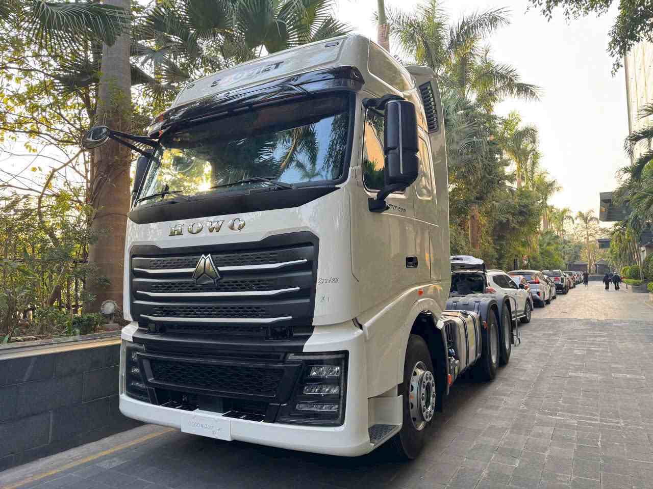 Mặt ga lăng + logo thiết kế theo hình chữ V với điểm nhấn 3 đường ngang mạ crom, có nhiều đường rãnh khí động lực học Mặt ga lăng + logo thiết kế theo hình chữ V với điểm nhấn 3 đường ngang mạ crom, có nhiều đường rãnh khí động lực học