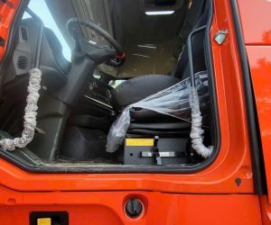 Bậc lên xuống trên đầu kéo sitrak th7 2025